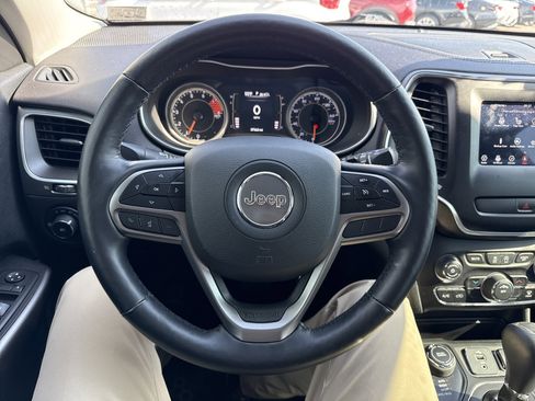 Used 2019 Jeep Cherokee Latitude Plus w/ Cold Weather Group AWD/4WD image 16