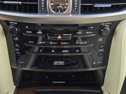 Used 2020 Lexus LX 570 4WD w/ Luxury Package image 19
