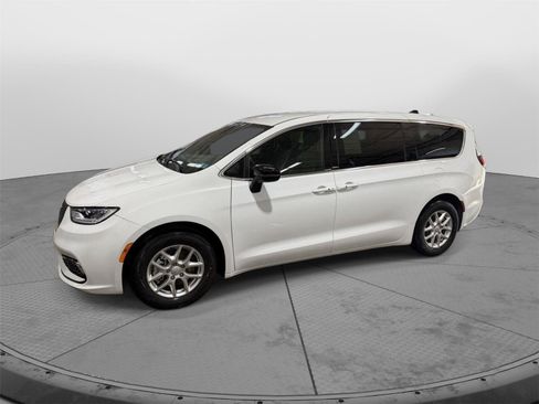 Used 2025 Chrysler Pacifica Select FWD image 11