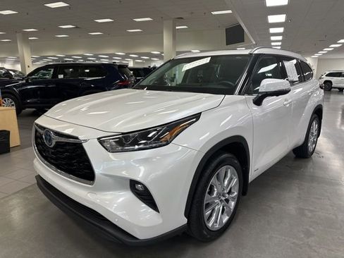 Used 2024 Toyota Highlander Limited AWD/4WD image 3