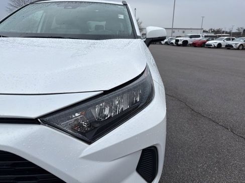 Used 2022 Toyota RAV4 LE image 9