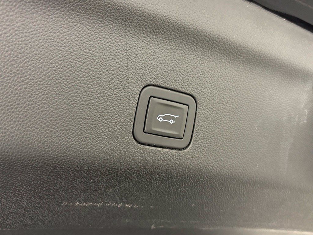 Used 2025 Chevrolet Suburban Z71 AWD/4WD image 38
