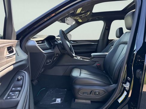 New 2025 Jeep Grand Cherokee Limited w/ Luxury Tech Group II image 19