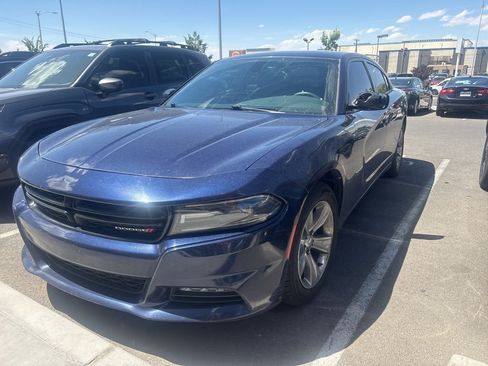 Used 2015 Dodge Charger SXT RWD image 3
