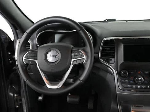 Used 2020 Jeep Grand Cherokee Laredo image 3