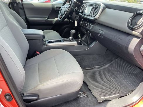 Used 2018 Toyota Tacoma SR5 AWD/4WD image 32