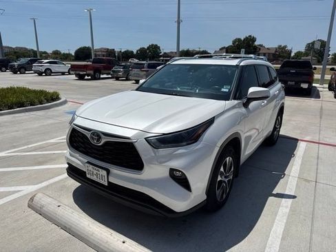 Used 2021 Toyota Highlander XLE FWD image 2