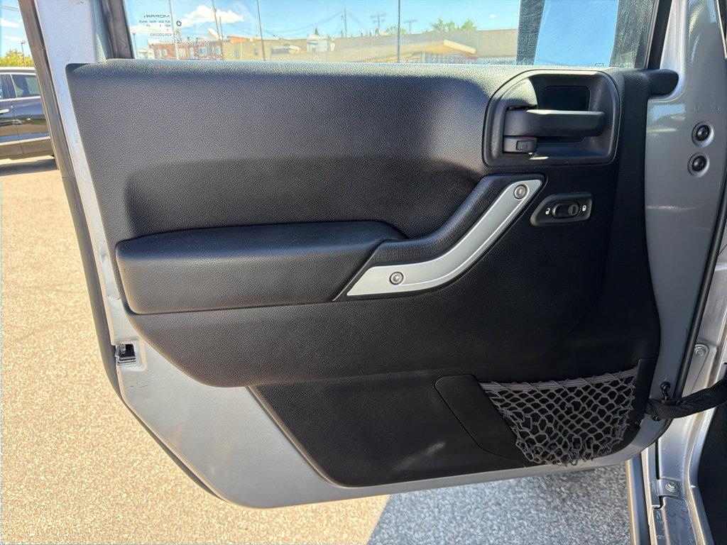 Used 2014 Jeep Wrangler Unlimited Rubicon w/ Max Tow Package AWD/4WD image 32