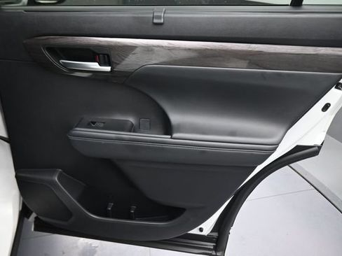 Certified 2025 Toyota Highlander Limited AWD/4WD image 15