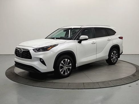 Used 2023 Toyota Highlander XLE FWD image 4