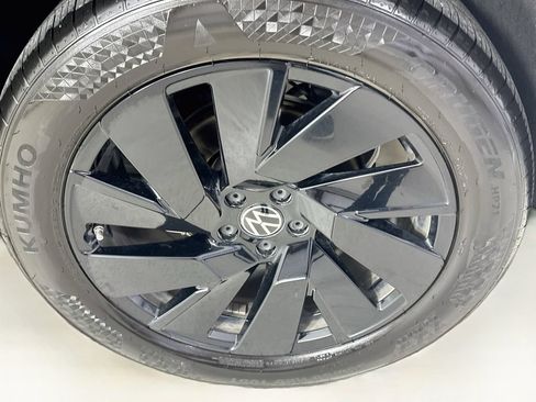 Used 2025 Volkswagen Atlas Cross Sport SE FWD image 41