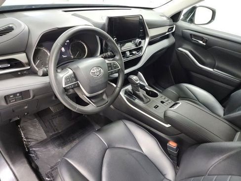 Used 2024 Toyota Highlander XLE FWD image 23