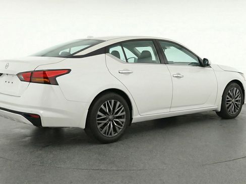 Used 2025 Nissan Altima 2.5 SV FWD image 9