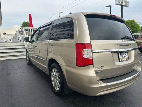 Used 2013 Chrysler Town & Country Touring image 4