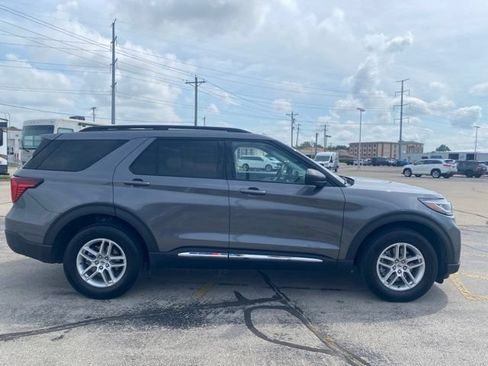 Used 2025 Ford Explorer Active AWD/4WD image 4