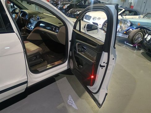 Used 2019 Bentley Bentayga image 39