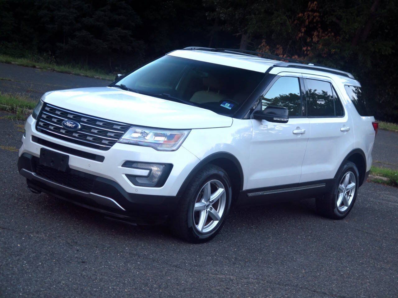 Used 2016 Ford Explorer XLT w/ Equipment Group 202A AWD/4WD image 19