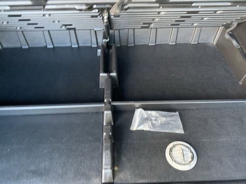 Used 2019 GMC Yukon XL SLT w/ Graphite Performance Edition image 38