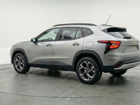 Used 2025 Chevrolet Trax LT w/ LT Convenience Package image 6