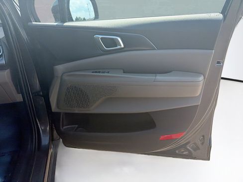 Used 2026 Kia Carnival FWD image 32