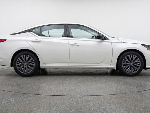 Used 2025 Nissan Altima 2.5 SV FWD image 11