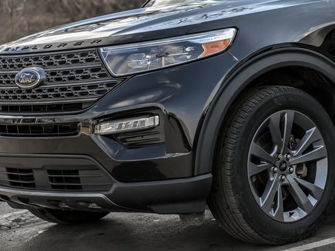 Used 2023 Ford Explorer XLT w/ Equipment Group 202A image 2