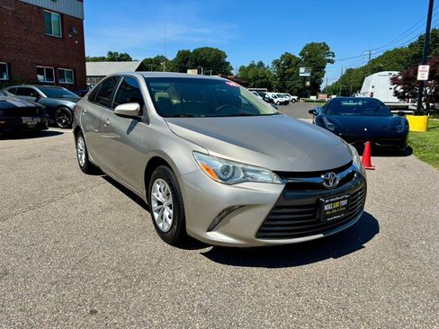 Used 2015 Toyota Camry LE FWD image 3