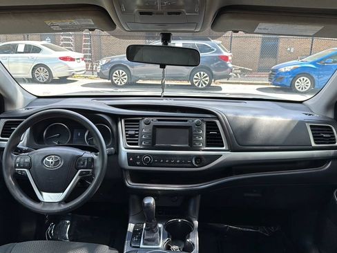Used 2016 Toyota Highlander LE FWD image 26