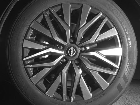 Used 2025 Nissan Altima 2.5 SV FWD image 12