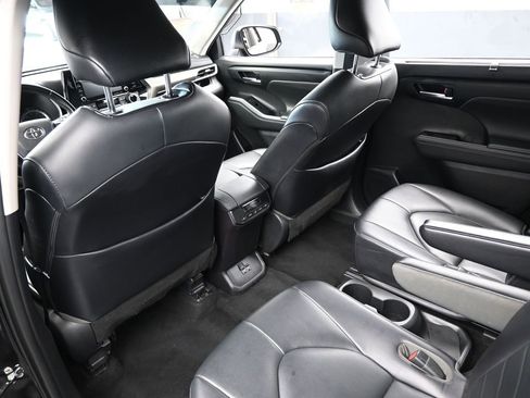 Used 2021 Toyota Highlander XLE image 33