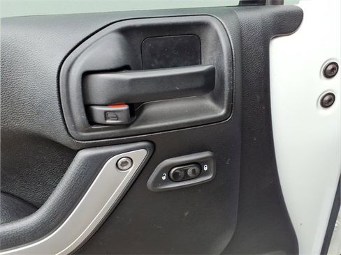 Used 2016 Jeep Wrangler Unlimited Sahara w/ Connectivity Group image 12