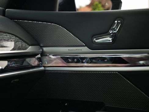 Used 2025 BMW 740i w/ Premium Package image 42