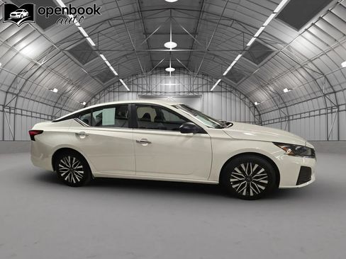 Used 2025 Nissan Altima 2.5 SV FWD image 4