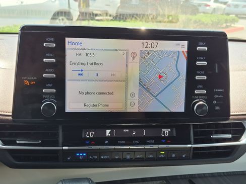 Used 2024 Toyota Sienna Platinum FWD image 23
