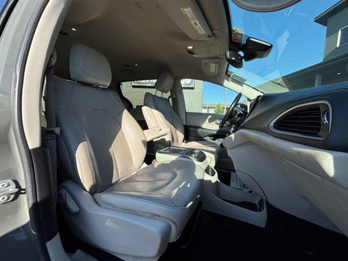 Used 2021 Chrysler Pacifica Touring-L FWD image 19