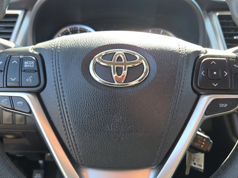 Used 2015 Toyota Highlander LE image 24
