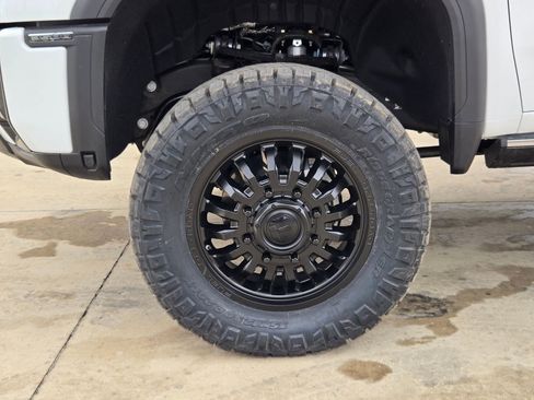 New 2025 GMC Sierra 3500 Denali Ultimate image 9