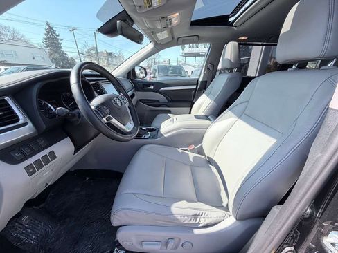 Used 2019 Toyota Highlander XLE AWD/4WD image 22