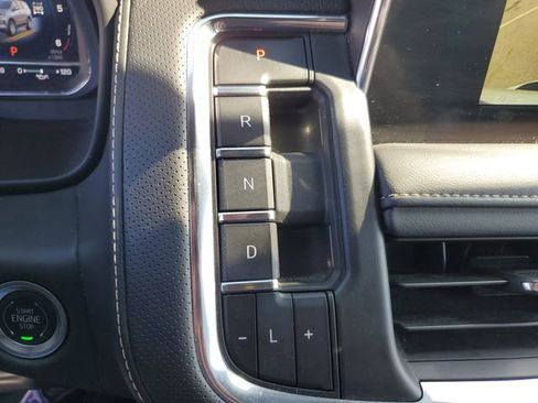 Used 2024 Chevrolet Suburban Premier image 33