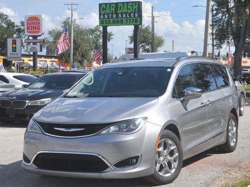 Used 2018 Chrysler Pacifica Limited FWD image 5