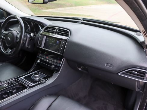 Used 2018 Jaguar XE Premium RWD image 23