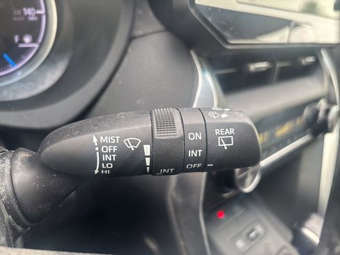 Used 2021 Toyota Venza XLE image 24