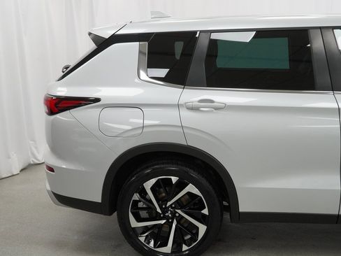 Used 2023 Mitsubishi Outlander SE image 11