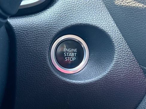 Used 2022 Toyota Corolla Cross XLE FWD image 19