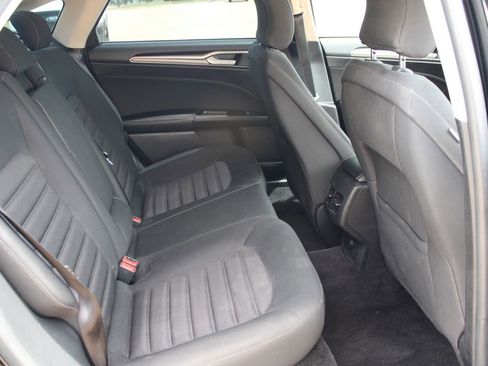 Used 2017 Ford Fusion SE FWD image 9