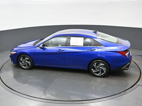 Certified 2025 Hyundai Elantra SEL image 35