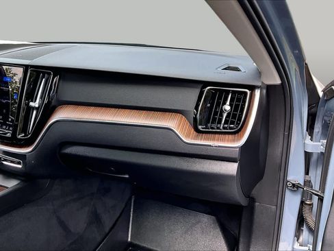 Used 2022 Volvo XC60 B5 Momentum w/ Advanced Package FWD image 19