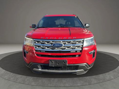 Used 2018 Ford Explorer XLT w/ Equipment Group 202A image 2