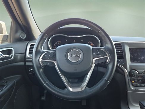 Used 2018 Jeep Grand Cherokee Laredo image 12