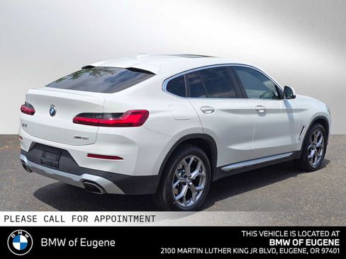 Used 2025 BMW X4 xDrive30i AWD/4WD image 3